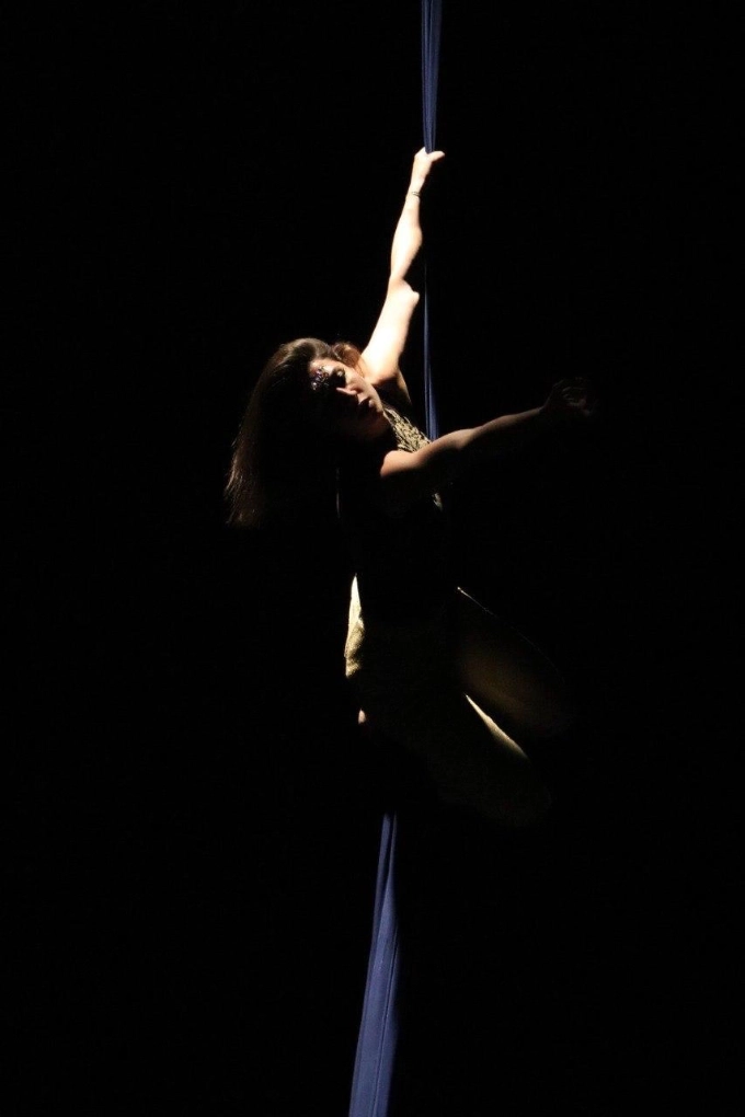 Alessia Benson Cinti al tessuto aereo, corso di tessuto Benson Academy Bologna